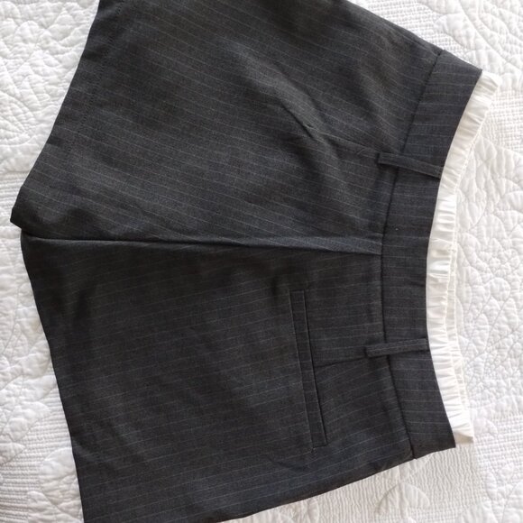 Pinstripe skort - Picture 2 of 3